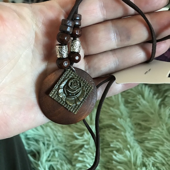 Wood and antique bronze rose emblazoned necklace. - Picture 4 of 5